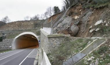 La frana che minaccia la galleria sulla regionale 325 allaltezza della Madonna della Tosse 