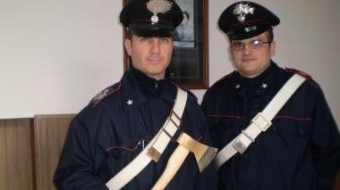 I carabinieri con l’accetta sequestrata al giovane