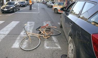 La bicicletta del pensionato e l’auto che l’ha investito subito dopo l’incidente all’incrocio di Margine