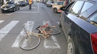 La bicicletta del pensionato e l’auto che l’ha investito subito dopo l’incidente all’incrocio di Margine