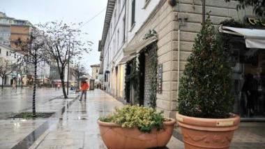 Alcune fioriere incrinate, a sinistra Catia Giannoni (Ccn)