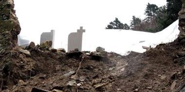 <b>I PROBLEMI DELLA MONTAGNA.</b> Le tombe trascinate dal fango E, a destra, via Bassa Tambura poco prima di Canevara   