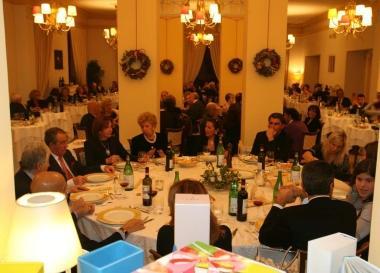 Tavoli imbanditi in un hotel per la festa di Capodanno         