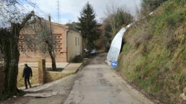 Frane e smottamenti, paura a Montecastello per due famiglie
