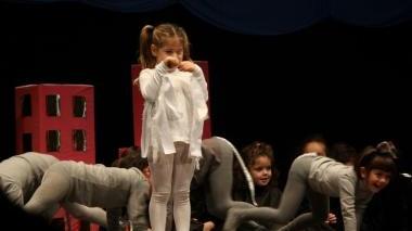 L'Arcobaleno a teatro con la gabbianella e il gatto