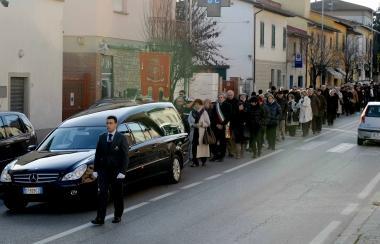 Un momento del funerale di Marinella Marianelli 