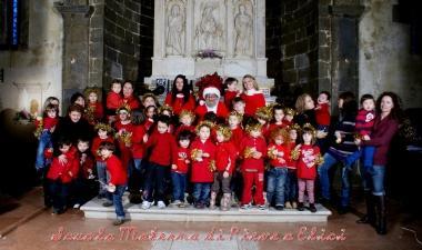 La recita dei bimbi di Pieve a Elici grazie all'aiuto di don Frediani