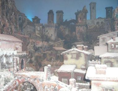 Il presepe nelloratorio di San Filippo e sopra il dettaglio di un altro allestimento 