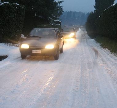 Auto a passo duomo su una strada innevata 