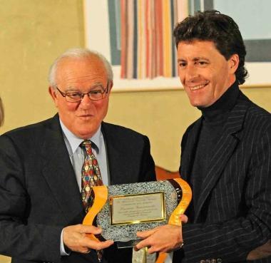 Luciano Giovannetti premiato da Vannino Vannucci 