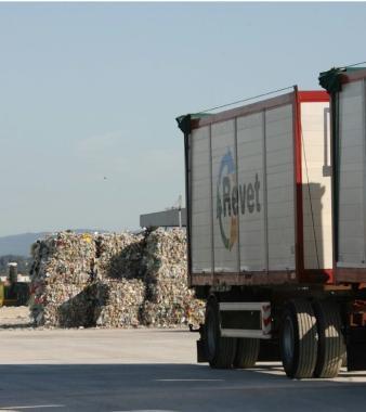 Camion della Revet e il presidente della societ&agrave; Valerio Caramassi  