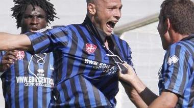 Roberto Gimmelli festeggiato dopo il gol alla Nocerina