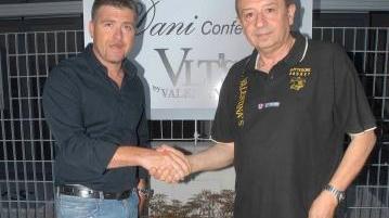 <b>INDISSOLUBILI.</b> Fabio Dani e don Piergiorgio Baronti anime della Valentina’s Bottegone Basket