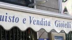 <b>GIOIELLI.</b> Bilancia in un compro oro della città