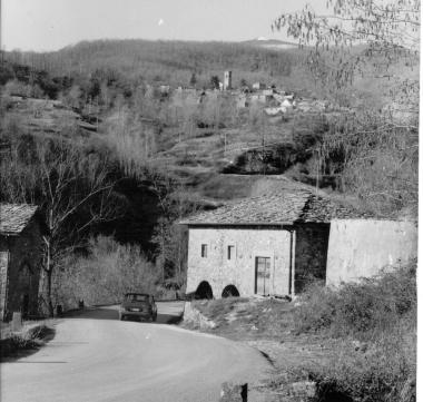La strada provinciale di Sillano e, nella foto grande, un’immagine della Valle di Soraggio