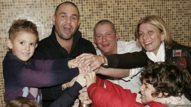Lorenzo Palombo con la moglie Simona e i figli