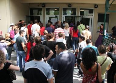 <b>CONCORSO. </b>A fianco la fila di partecipanti al concorso per un posto da vigile urbano In basso, Elio Cappellini 