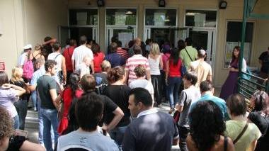<b>CONCORSO. </b>A fianco la fila di partecipanti al concorso per un posto da vigile urbano In basso, Elio Cappellini