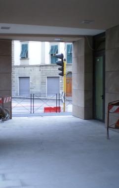 Uno degli ingressi del teatro senza transenne