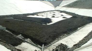 A fianco Daniele Donati. Sopra un lotto della discarica in esercizio