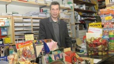 Andrea Morelli all’interno della cartoleria Fravega