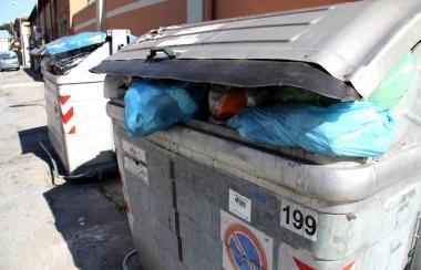 <b>RIFIUTI.</b> Un cassonetto della spazzatura 