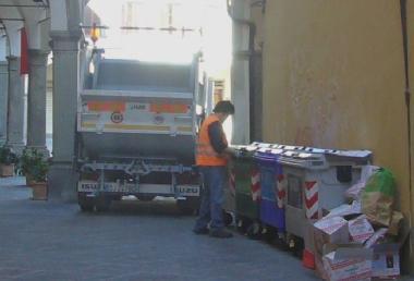 Raccolta dei rifiuti in centro citt&agrave; 