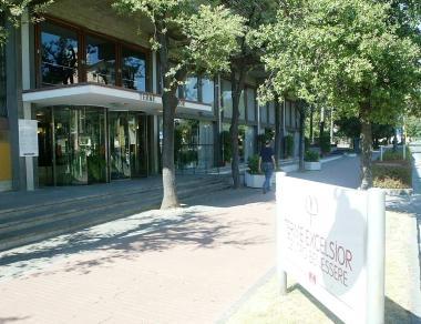 Lingresso dellExcelsior e, sotto, lex padiglione Sali Tamerici 