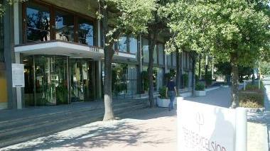 L’ingresso dell’Excelsior e, sotto, l’ex padiglione Sali Tamerici
