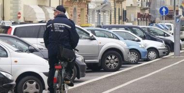 <b>VIALE A MARE.</b> Auto in sosta, i commercianti chiedono di vietare il parcheggio agli abbonati 