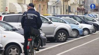 <b>VIALE A MARE.</b> Auto in sosta, i commercianti chiedono di vietare il parcheggio agli abbonati