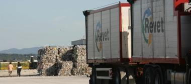 Il piazzale della Revet dove viene raccolto il materiale differenziato prelevato dalle campane sul territorio 