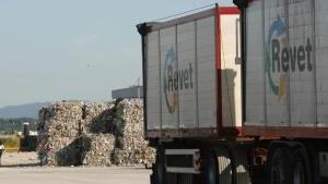 Il piazzale della Revet dove viene raccolto il materiale differenziato prelevato dalle campane sul territorio