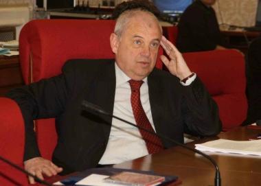 Il presidente Kutuf&agrave; e, sopra, una seduta del consiglio provinciale 