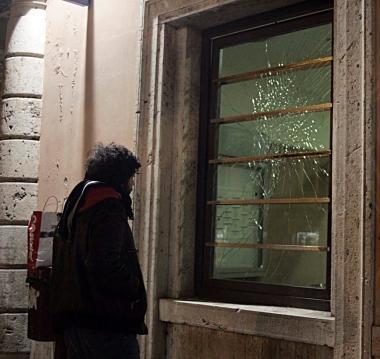 Due immagini dei vetri infranti alla stazione centro 