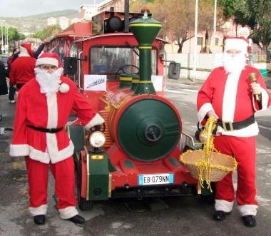 Piace il giro sul trenino di Babbo Natale