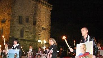 <b>LA MEMORIA.</b> I familiari delle vittime sfilano per le vie della città