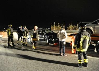 I mezzi coinvolti e i vigili del fuoco durante i soccorsi 