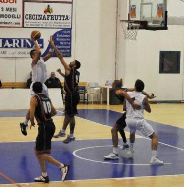 Unazione dattacco del basket Cecina Da oggi prende il via il memorial Pellegrini con formazioni dal passato davvero glorioso   