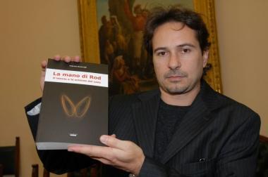 <b>SCRITTORE </b>Fabrizio Brascuglia con il suo libro 