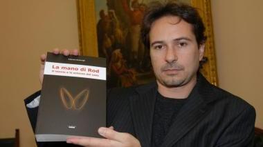 <b>SCRITTORE </b>Fabrizio Brascuglia con il suo libro
