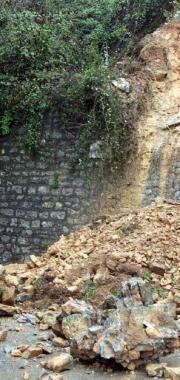 Altro smottamento sulla via delle Lame    