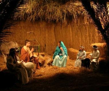Presepe vivente: la grotta con il bambin Ges&ugrave; 