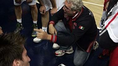 Il play Davide Bonora è in pieno recupero fisico e, sopra, il coach Massimo Angelucci