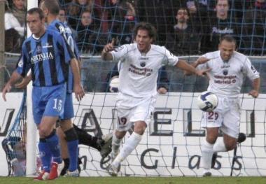 <b>AC PISA. </b>Bonvissuto esulta dopo una tripletta allArena; nella foto piccola, i nerazzurri di Leonardo Semplici ieri a pranzo da Emilio  
