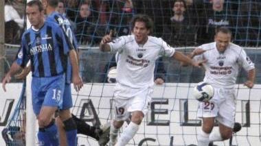 <b>AC PISA. </b>Bonvissuto esulta dopo una tripletta all’Arena; nella foto piccola, i nerazzurri di Leonardo Semplici ieri a pranzo da Emilio