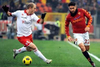 <b>INCONTRI... PERICOLOSI.</b> Andrea Masiello alle prese con il romanista Borriello e (a sinistra) in un contrasto con Fantantonio Cassano quando era ancora con la maglia della Samp 