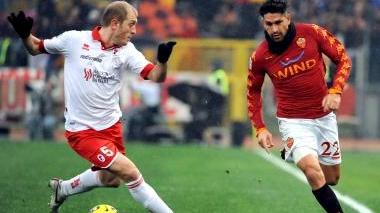 <b>INCONTRI... PERICOLOSI.</b> Andrea Masiello alle prese con il romanista Borriello e (a sinistra) in un contrasto con Fantantonio Cassano quando era ancora con la maglia della Samp