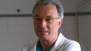 Il primario dell’Ortopedia Mario Spinelli, presto di nuovo in corsia
