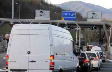Code al casello di Aulla della Parma Mare e sotto una frana sulla via Cisa  
